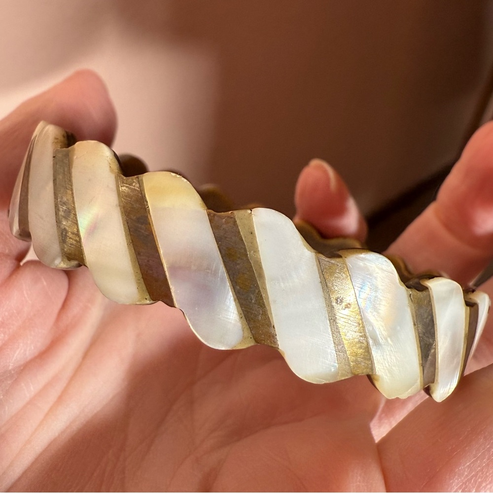 Vintage Mother of pearl brass scalloped art deco wide bangle bracelet - Picture 8 of 17